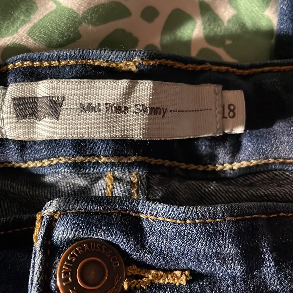 Levi’s Mid Rise Skinny Jeans - Picture 2 of 10